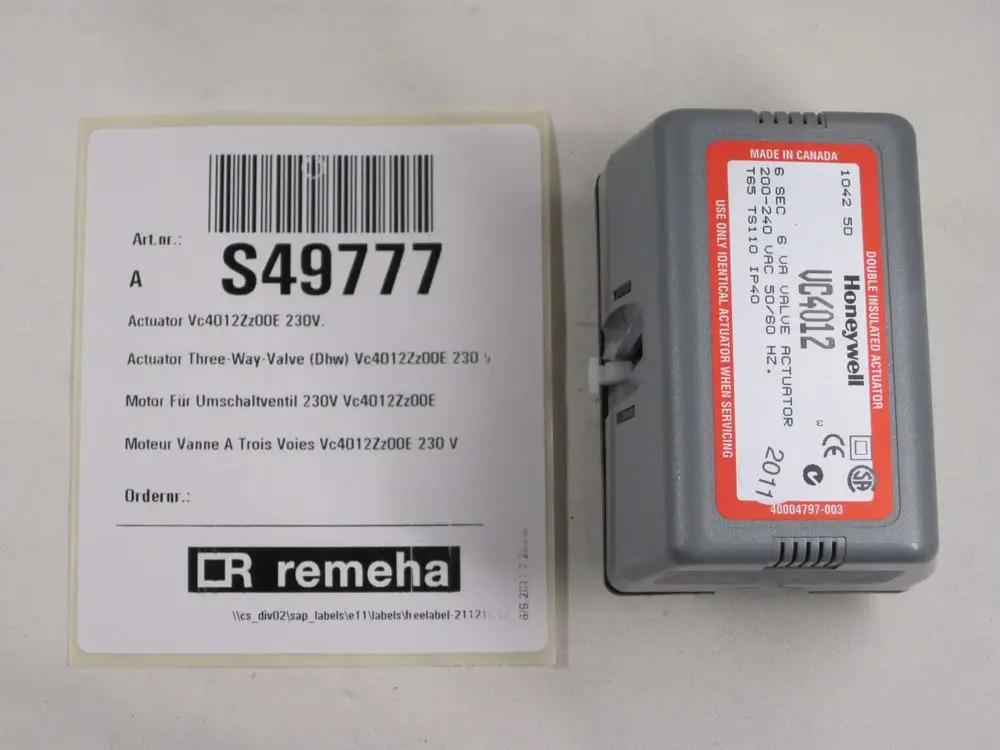 Grauer Motor für ein Drei-Wegeventil von Remeha, Modellnummer U4012, mit technischen Informationen auf Etiketten.